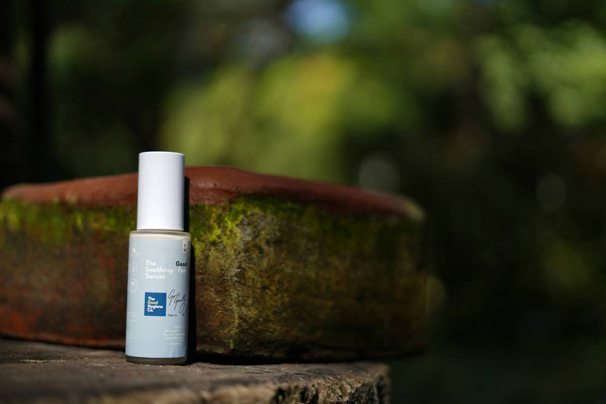 Chart comparing exfoliant types: AHAs (glycolic/lactic), BHAs (salicylic), PHAs (gluconolactone) - showing molecular size, penetration depth, and irritation potential for sensitive skin